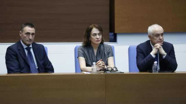 Гюров да обясни за US самолетите, а не да разцъква футбол с Бербатов, ядосаха се депутатите